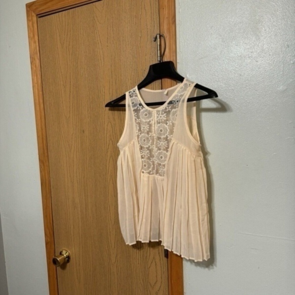 Alya NWT Small Off-White w/Floral Lace Trim Sleeveless Sheer Pleated Blouse